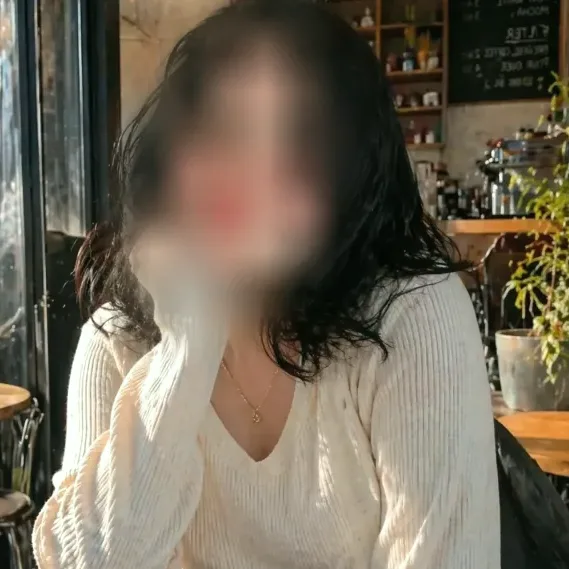 Laura, 25